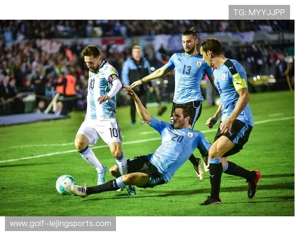 足球球星边吃零食边分享趣味时刻，轻松又欢乐的休闲时光揭秘